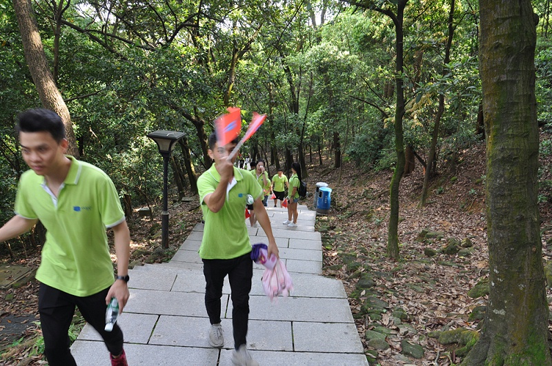 中億睿團(tuán)建活動-小伙伴們登山中...